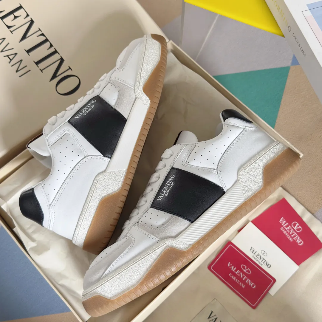 [Valentino] P: 800💰 Couple model, size: ▪️Size: Women's model 35-40 / Men's model 39-44 (45 customized) Valentino Valentino Couple model Joie de Jouer series Velcro Thick sole Bread shoes Couple model Casual sports shoes White shoes Original purchase and development Production Joie de Jouer series The style is simple but not out of style. The pure white base is paired with fresh green and soft beige, and the unique Velcro design highlights your personality. Every detail tells the fashion and quality. Wear it, take a confident step, and start the fashion journey. Exquisite packaging at the delivery counter🛍📦 ▪️Fabrics: Original custom imported first-layer cowhide ▪️Inner lining: Original custom-made soft sheepskin lining ▪️Outsole: Original open-molded anti-slip TPU material ▪️Sole thickness: 3.5CM